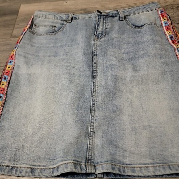 Tru Luxe Jean Skirt Embroidered  size 8 - Picture 1 of 4